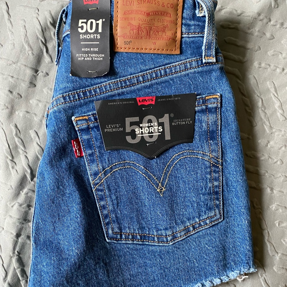Levi’s 501 Dark Wash Shorts - Size 25